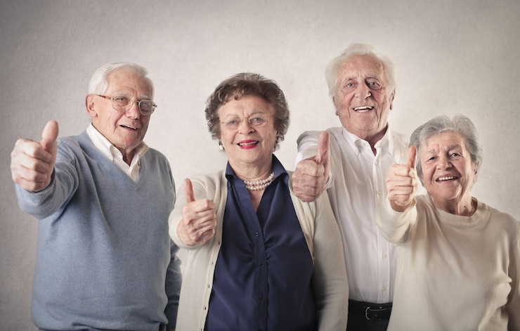 Photo senior personnes montrant ok