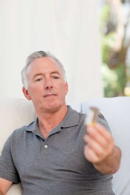 Senior avec des pilules à la maison