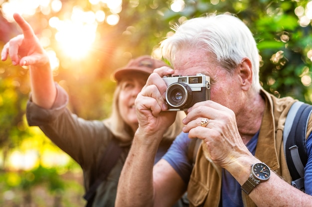 Senior randonneur prenant une photo avec une caméra