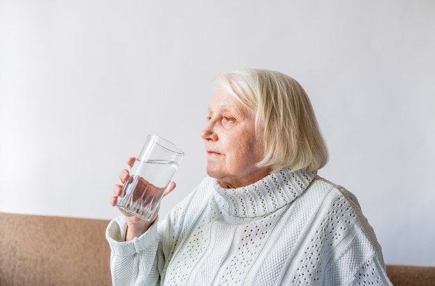 senior senior tenant un verre d'eau