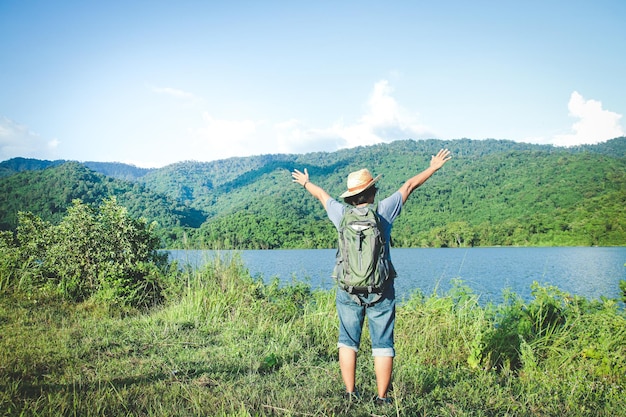 Senior woman backpacking randonnée Nature voyage Il est en bonne santé Le concept d'une vie heureuse après la retraite