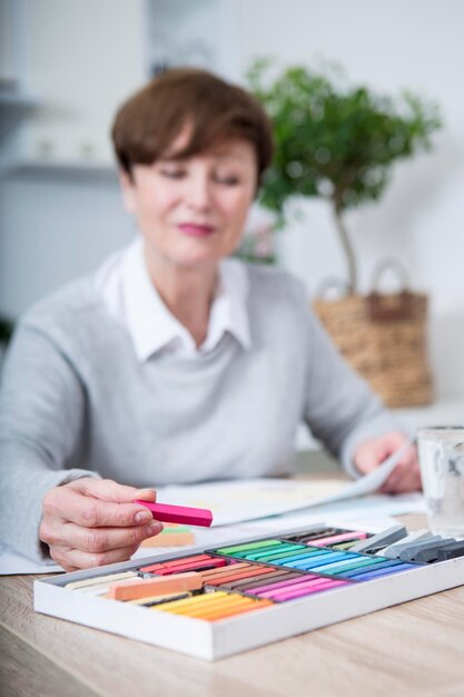 Senior woman dessin photo avec des crayons