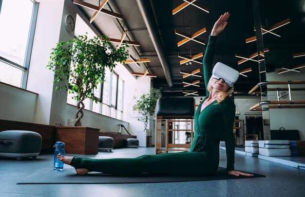 Senior woman doing phisycal réadaptation et pilates avec son entraîneur dans le centre sportif