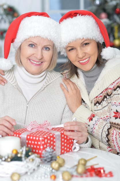 Senior woman et jeune femme avec cadeau