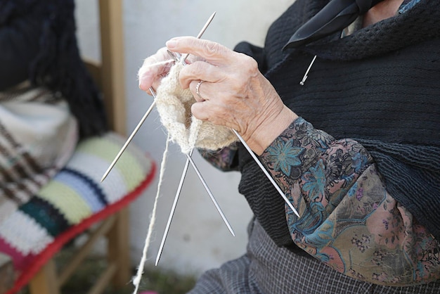 Senior woman knitting en pure laine vierge