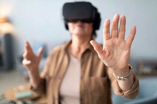 Senior woman avec des lunettes de réalité virtuelle