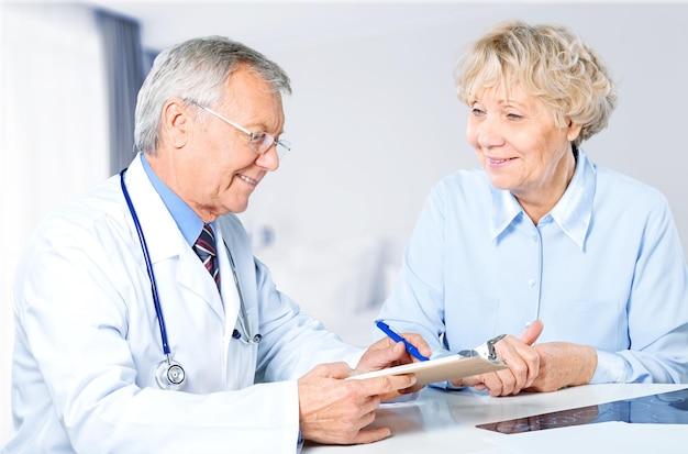 Senior woman médecin en visite à l'hôpital