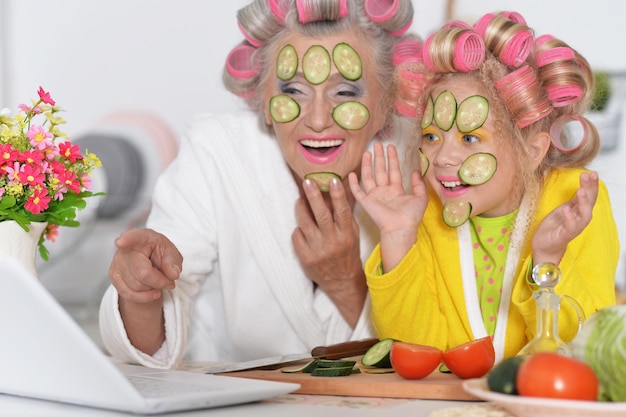 Senior woman et petite-fille à la cuisine