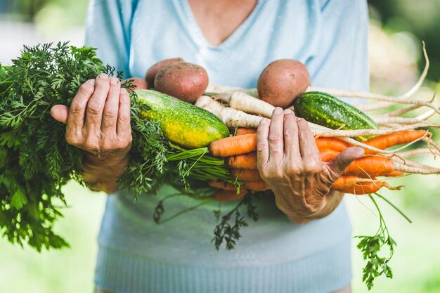 Photo senior woman avec récolte fraîche de son jardin