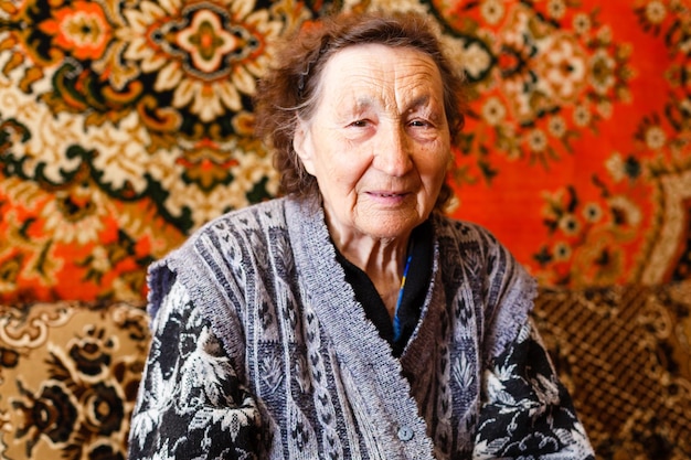 Senior Woman Relaxing in Chair à la maison