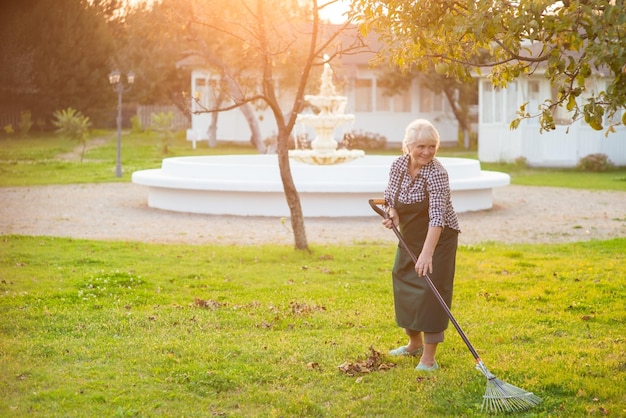 Senior woman travaillant avec râteau