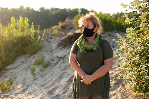 Senior woman wearing masque de protection, coronavirus, quarantaine, masque médical