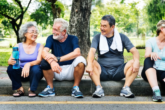 Seniors assis dans le parc après une séance d&#39;entraînement