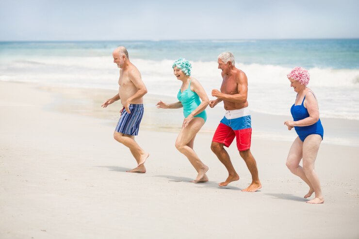 Seniors courir à la plage
