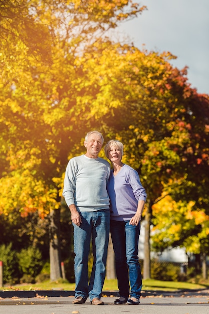 Seniors dans le parc automnal