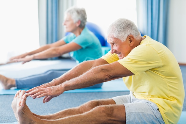 Seniors étirant les jambes