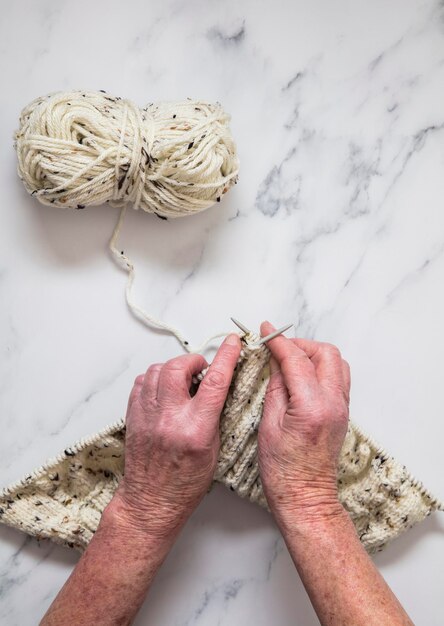 Senoir woman's hands tricoter un cavalier Vue aérienne