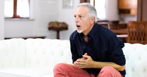 Senor mec regarder des sports à la télé et crier