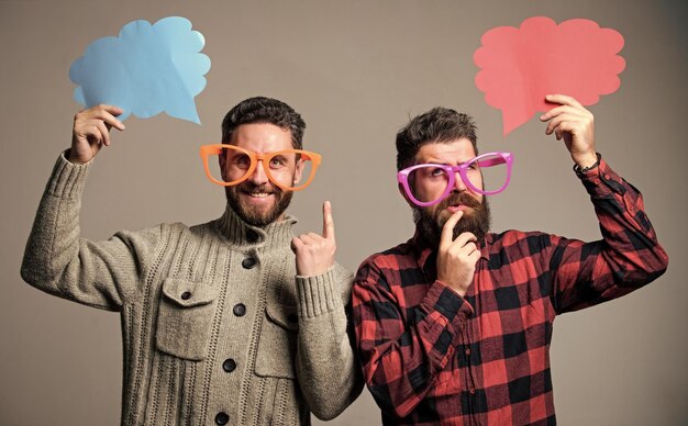 Photo sens de la bande dessinée et de l'humour les hommes avec barbe et moustache hipster mature portent des lunettes amusantes expliquez le concept d'humour histoire drôle et humour idée de bande dessinée hommes plaisantant