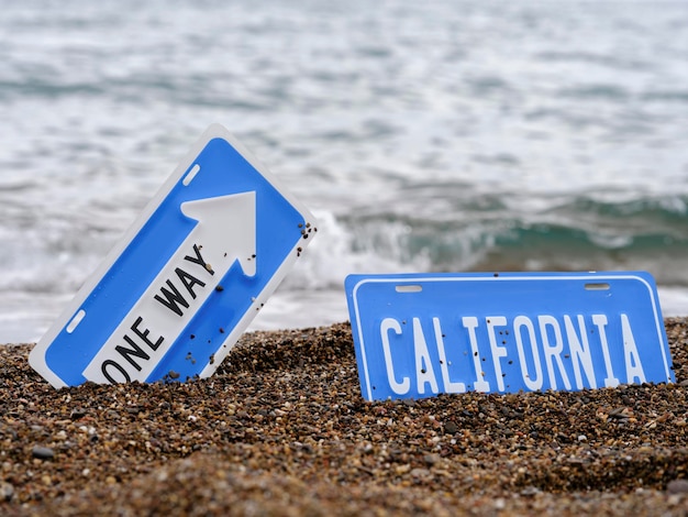 Sens unique et signe de la Californie sur la plage