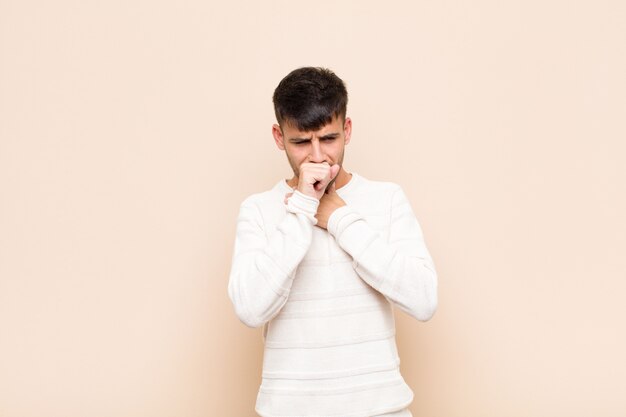 sensation de mal de gorge et symptômes de la grippe, toux avec la bouche couverte