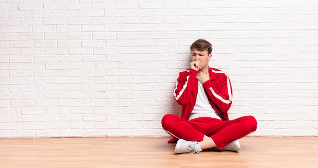 sensation de mal de gorge et symptômes de la grippe, toux avec la bouche couverte