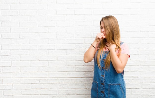 sensation de mal de gorge et symptômes de la grippe, toux avec la bouche couverte