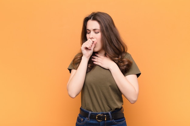 Sensation De Mal De Gorge Et Symptômes De La Grippe, Toux Avec La Bouche Couverte