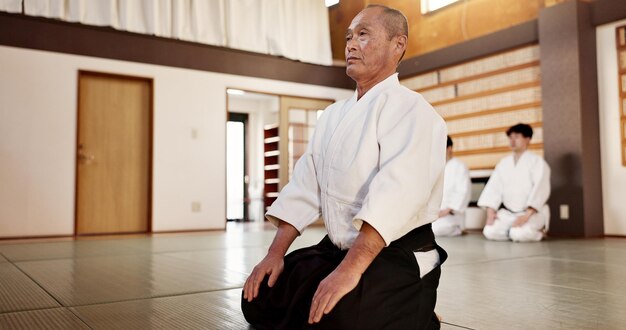 Sensei japonais et étudiants dans le dojo pour la tradition de l'aïkido ou le respect de l'exercice ceinture noire ou l'autodiscipline Les hommes combattant l'éducation à Tokyo en tant qu'athlète de combat professionnel ou de sécurité