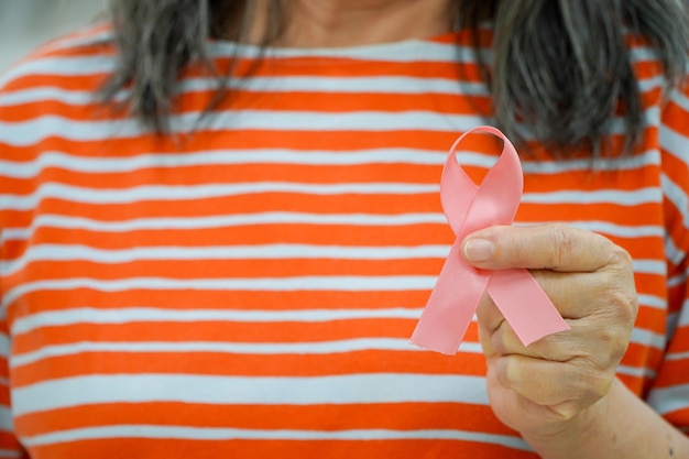 Sensibilisation au cancer du sein et octobre Journée rose Journée mondiale contre le cancerLes femmes âgées brandissent le symbole international du Mois de la sensibilisation au cancer du sein en octobre