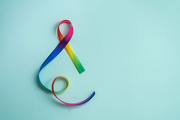 Sensibilisation au ruban arc-en-ciel. communauté LGBT. Journée mondiale du sida. Concept symbolique pour la campagne de sensibilisation sur le concept des personnes vivant avec le VIH