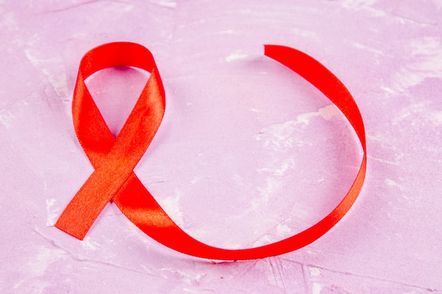Photo sensibilisation au ruban rouge pour le concept de la journée mondiale du sida.