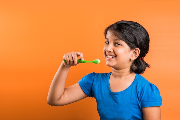 Sensibilisation à la santé bucco-dentaire en Inde - Jolie petite fille indienne se brosser les dents, isolée sur fond vert