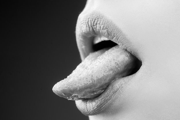 Sensuelle bouche séduisante gros plan femme montre la langue sexy