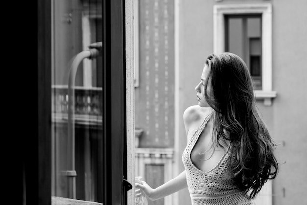 Sensuelle jeune femme en plein air City woman portrait Mode et beauté Luxury street style vogue