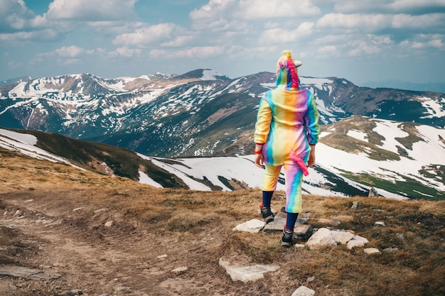 Sentez-vous le concept de liberté dans les montagnes, femme voyageant en licorne