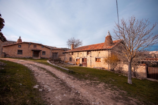 Un sentier au milieu des bâtiments contre le ciel