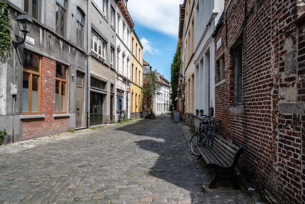 Un sentier au milieu des bâtiments contre le ciel