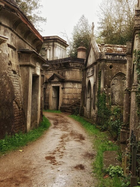 Photo un sentier au milieu de vieux bâtiments contre le ciel