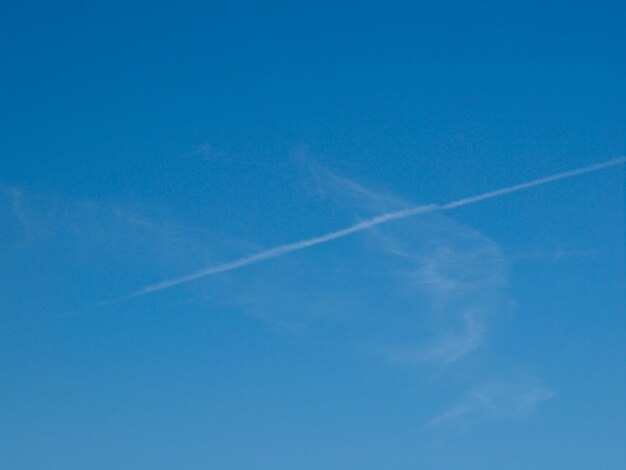 Sentier d'avion sur ciel bleu