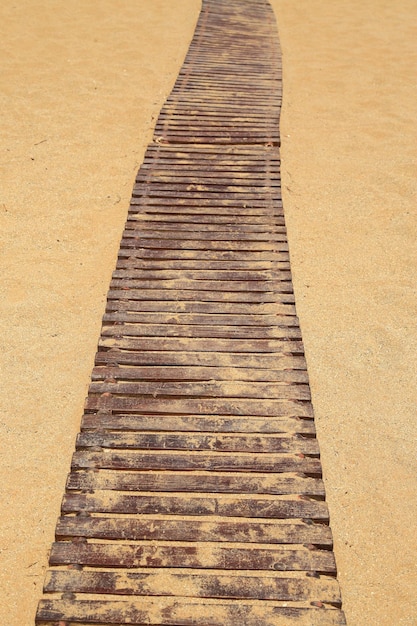 Sentier en bois sur la plage de sable