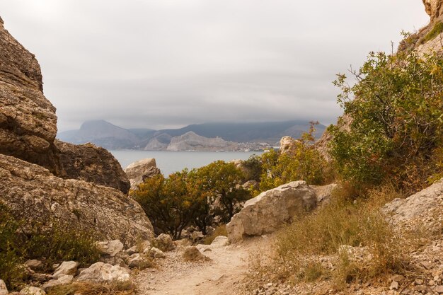 Un sentier sur la côte de la mer Noire parmi les rochers