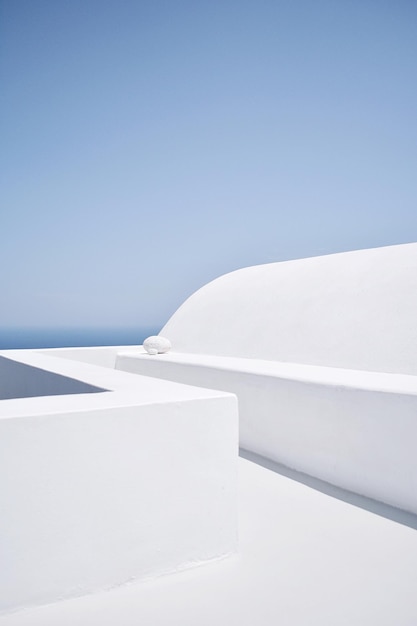 Un sentier de couleur blanche contre un ciel bleu clair