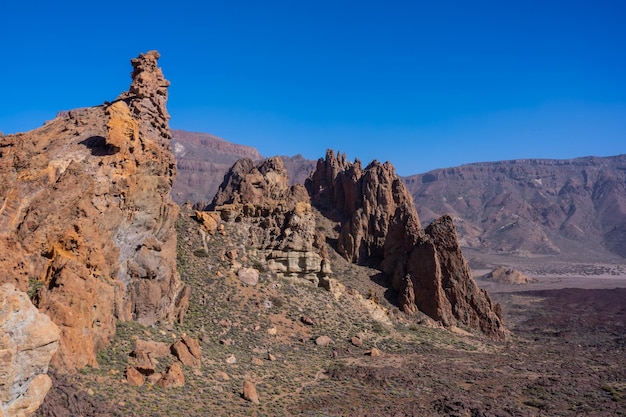 Sentier de descente dans les Roques de Gracia et le Roque Cinchado dans la zone naturelle du Teide à Tenerife Îles Canaries