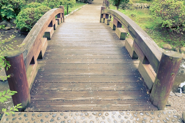 Photo sentier droit traversant un pont en bois pittoresque