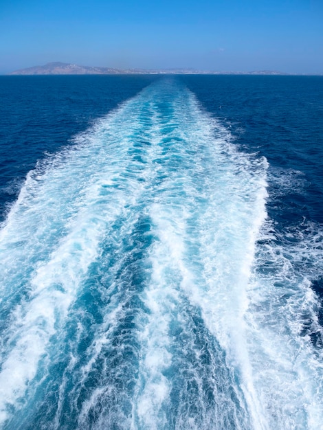 Le sentier du ferry en mer Égée en Grèce