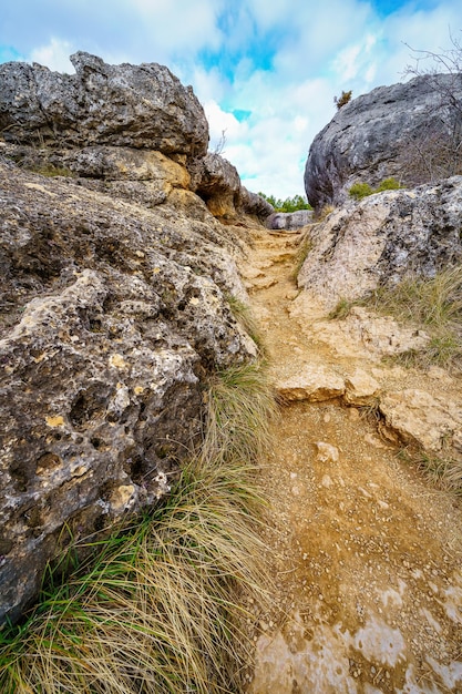 Sentier entre les rochers dans la forêt de la ville enchantée de Cuenca