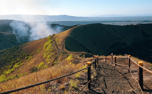 Sentier d'escalier dans un volcan au Nicaragua