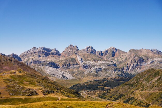 Le sentier est une chaîne de montagnes située dans les montagnes