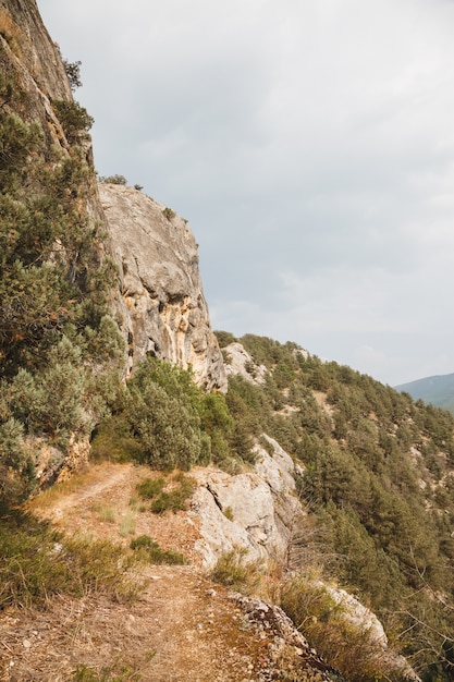 Sentier haut dans les montagnes. Serpentine dangereux